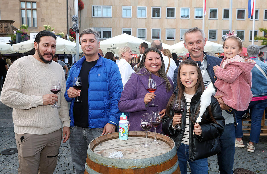 Auf dem Heilbronner Weindorf können sich Besucher durch rund 400 Wein- und Sektsorten an etlichen Ständen probieren.