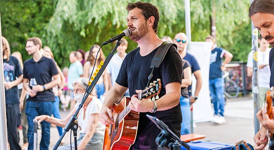 Von der großem Besuchermenge überwältigt zeigte sich Michael Eb. Das Feedback falle sehr gut aus, so der Singer-Songwriter.
