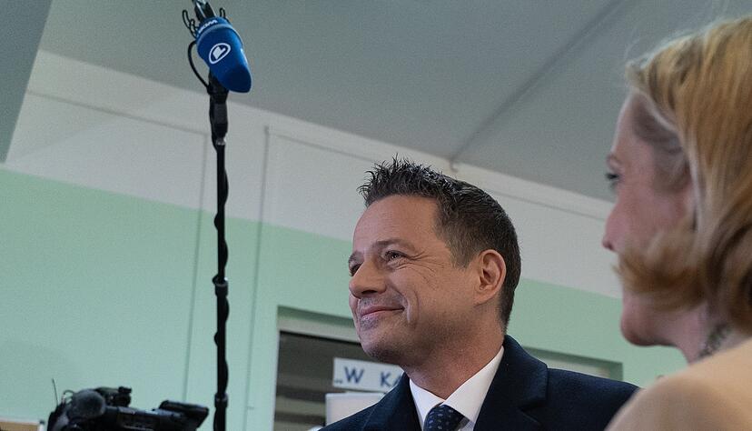 Der liberalkonservative Rafal Trzaskowski gewinnt die erste Runde der Präsidentenwahl mit hauchdünnem Vorsprung. Nun muss er in die Stichwahl. Der liberalkonservative Rafal Trzaskowski gewinnt die erste Runde der Präsidentenwahl mit hauchdünnem Vorsprung. Nun muss er in die Stichwahl.