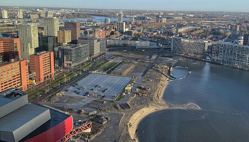 Im Rijnhaven, hier die Vogelperspektive, entsteht derzeit ein Stadtstrand mit Park f&uuml;r die Menschen im S&uuml;den der Stadt.