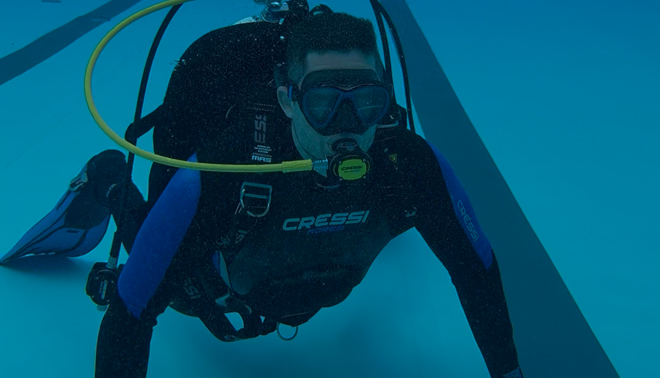 Sascha Foyer simuliert in seiner Taucherausr&uuml;stung einen Ertrinkenden auf dem Grund des Schwimmbeckens im Rappsodie Freibad.
