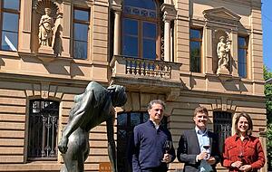 In der Wein-Villa zeigen Güter und WG-Wengerter Flagge, hier die Sprecher (v.l.) Jörg Heinrich, Daniel Drautz, Viola Albrecht.