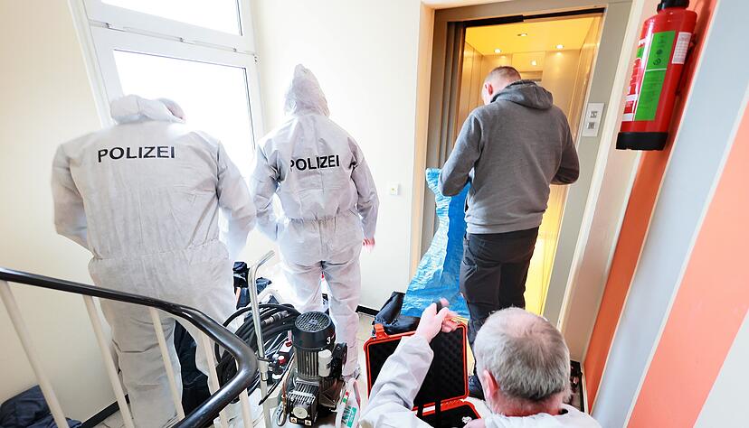 Kriminaltechniker sichern Spuren und Beweismittel in der Wohnung des mutmaßlichen Täters am Hagenbacher Ring in Schwäbisch Hall.