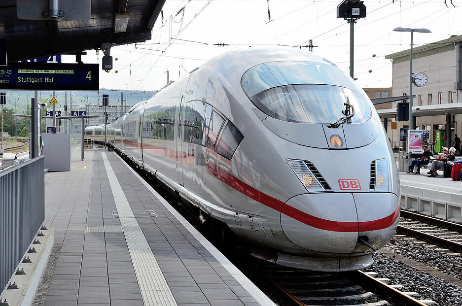 Ankunft des ICE 715 aus Köln in Heilbronn am 15. Juli 2019. Während der Bundesgartenschau war ein ICE-Halt in Heilbronn eingerichtet worden. Ankunft des ICE 715 aus Köln in Heilbronn am 15. Juli 2019. Während der Bundesgartenschau war ein ICE-Halt in Heilbronn eingerichtet worden.