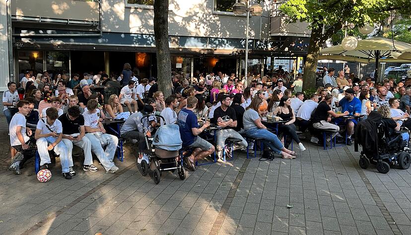 Volle Hütte auch im Hartmanns innen wie außen. Die Gäste verfolgen gespannt das Deutschland-Spiel