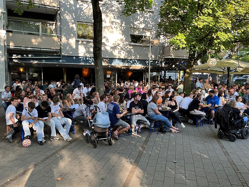 Volle Hütte auch im Hartmanns innen wie außen. Die Gäste verfolgen gespannt das Deutschland-Spiel