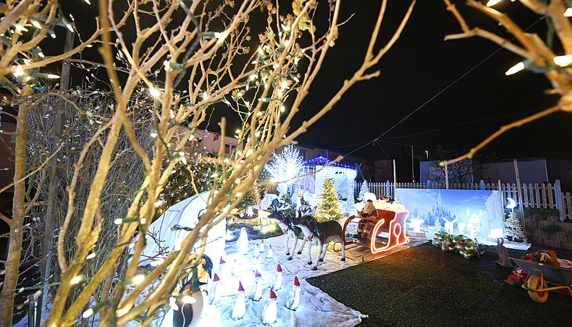 Seit neun Jahren verwandelt Oswin Nitschke sein Grundstück in Asperg (Kreis Ludwigsburg) jeden Winter in ein leuchtendes und blinkendes Weihnachtswunderland.