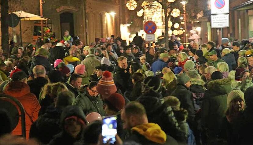 Eppingen festlich beleuchtet: Zahlreiche Besucher sind in den Straßen und Gassen der Altstadt unterwegs.