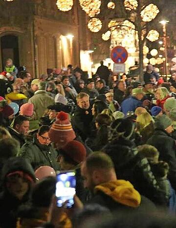 Eppingen festlich beleuchtet: Zahlreiche Besucher sind in den Straßen und Gassen der Altstadt unterwegs.