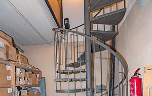 Eine schmale Wendeltreppe führt ins Untergeschoss.
Fotos: Mario Berger Eine schmale Wendeltreppe führt ins Untergeschoss.
Fotos: Mario Berger