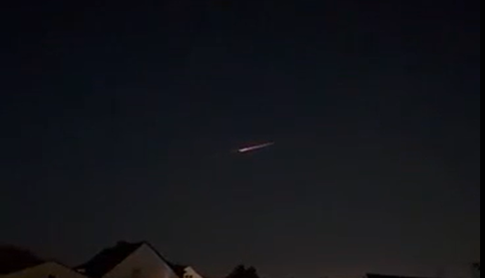 Über Heilbronn erscheint ein heller Lichtschweif: Ein Starlink-Satellit ist in die Atmosphäre eingetreten.