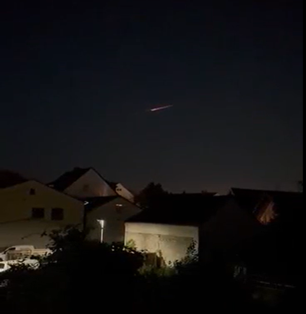 Über Heilbronn erscheint ein heller Lichtschweif: Ein Starlink-Satellit ist in die Atmosphäre eingetreten. Über Heilbronn erscheint ein heller Lichtschweif: Ein Starlink-Satellit ist in die Atmosphäre eingetreten.