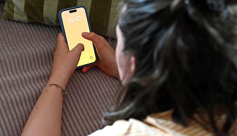 Zum Schutz vor Stalkerware sollte das Smartphone immer - auch daheim - mit einer starken Bildschirmsperre gesichert werden. Zum Schutz vor Stalkerware sollte das Smartphone immer - auch daheim - mit einer starken Bildschirmsperre gesichert werden.