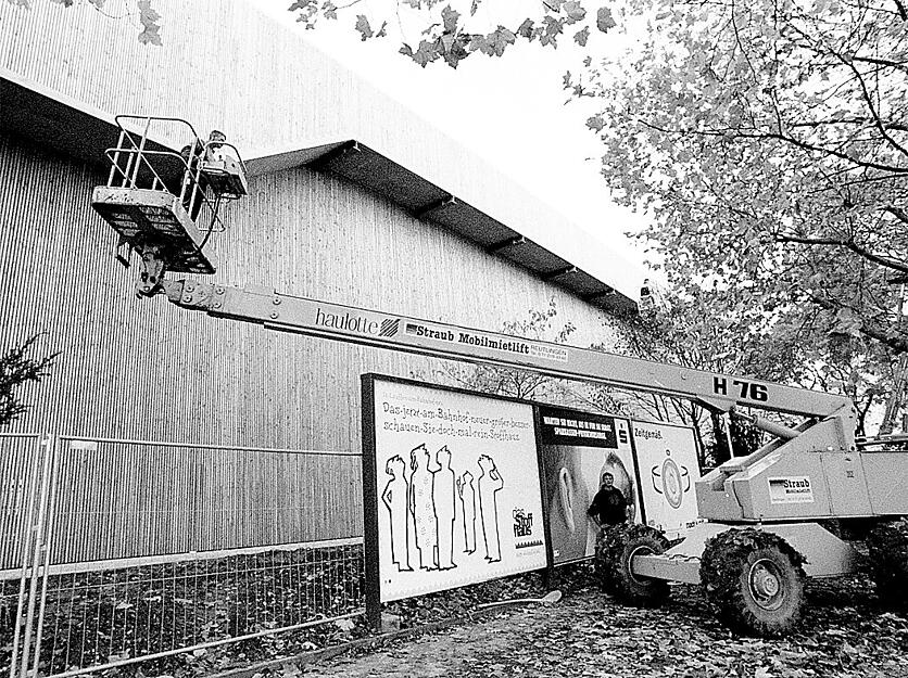 Das Parkhaus am Bollwerksturm erh&auml;lt eine Drahtnetzverspannung. Aufnahme aus November 1998.
