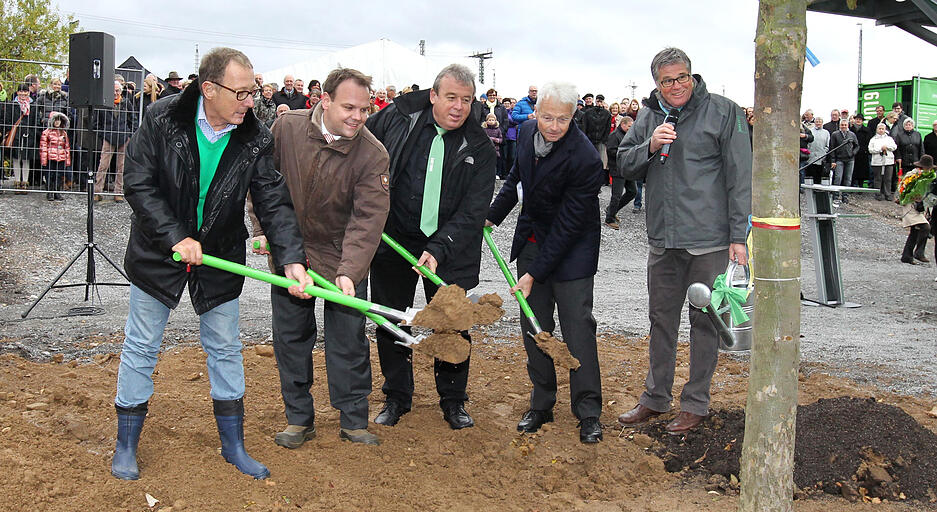 Bauarbeiten auf dem ehemaligen Fruchtschuppenareal beginnen. Im November 2013 führen Heilbronner OB Helmut Himmelsbach, Staatssekretär Ingo Rust, Baubürgermeister Wilfried Hajek, Verbandspräsident Hartmut Weimann und Buga-Chef Hanspeter Faas den ersten Spatenstich für die Buga aus.