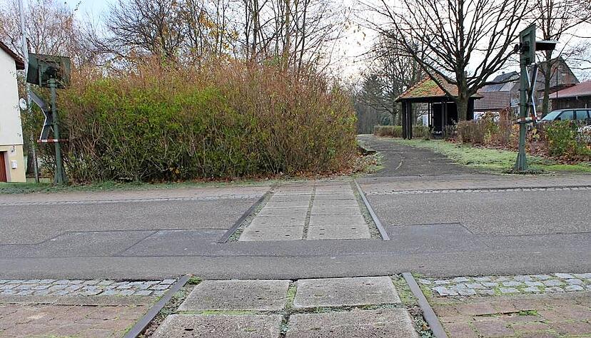 Die Zabergäubahn steht möglicherweise vor einer Reaktivierung. In Pfaffenhofen-Weiler quert die Trasse die Zaberstraße.
Foto: Friedhelm Römer Die Zabergäubahn steht möglicherweise vor einer Reaktivierung. In Pfaffenhofen-Weiler quert die Trasse die Zaberstraße.
Foto: Friedhelm Römer