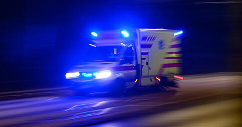 Ein Rettungswagen fährt am Abend mit Blaulicht zum Einsatz. Ein Rettungswagen fährt am Abend mit Blaulicht zum Einsatz.