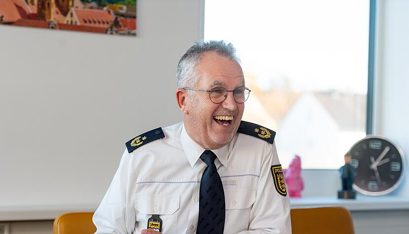 Hans Becker blickt auf viele Jahre bei der Polizei zurück und freut sich nun auf seine Pensionierung und mehr Zeit mit der Familie. Hans Becker blickt auf viele Jahre bei der Polizei zurück und freut sich nun auf seine Pensionierung und mehr Zeit mit der Familie.