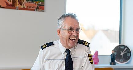 Hans Becker blickt auf viele Jahre bei der Polizei zurück und freut sich nun auf seine Pensionierung und mehr Zeit mit der Familie.
Foto: Mario Berger