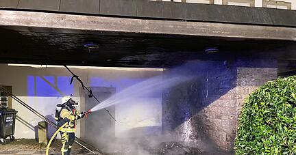 Ein Feuerwehrmann bei Löscharbeiten