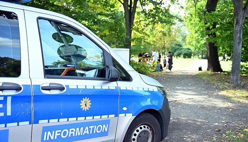Ein Einsatzfahrzeug der Polizei steht an der Unfallstelle.