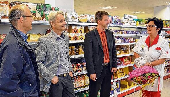 Filialleiterin Renate Reinhardt stellt Oberbürgermeister Thilo Michler, den Stadtmanagern Norbert Groß und Martin Gseller (von rechts) den Markt vor.Foto: Rödl Filialleiterin Renate Reinhardt stellt Oberbürgermeister Thilo Michler, den Stadtmanagern Norbert Groß und Martin Gseller (von rechts) den Markt vor.Foto: Rödl