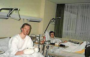 Der damals 23-j&auml;hrige Dieter Weinmann (links) erleidet Verbrennungen zweiten Grades. Sein Freund und Kollege Matthias H&uuml;ber, der beim Ungl&uuml;ck 27 Jahre alt ist, bricht sich Unterschenkel, Kn&ouml;chel und mehrere Knochen im Gesicht.
Foto: privat