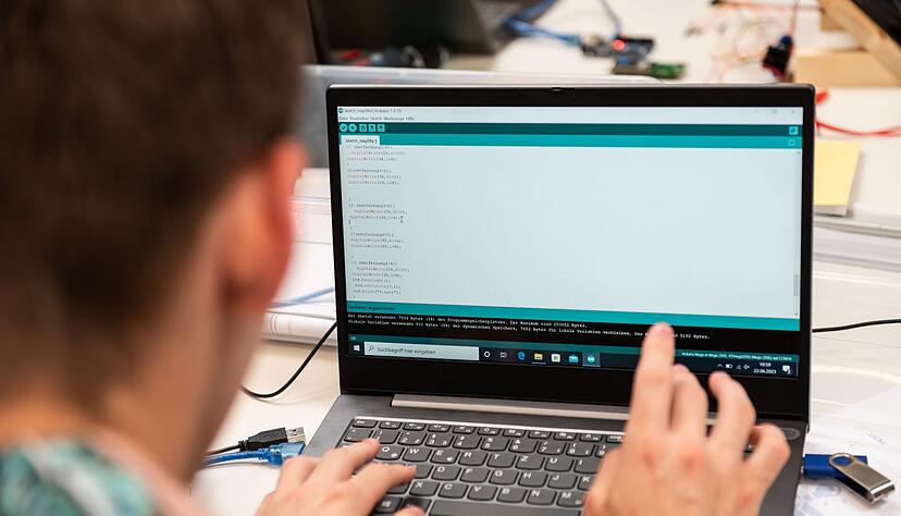 Ein Schüler des Otto-Hahn-Gymnasiums programmiert in einem Klassenzimmer an einem Laptop. Ein Schüler des Otto-Hahn-Gymnasiums programmiert in einem Klassenzimmer an einem Laptop.