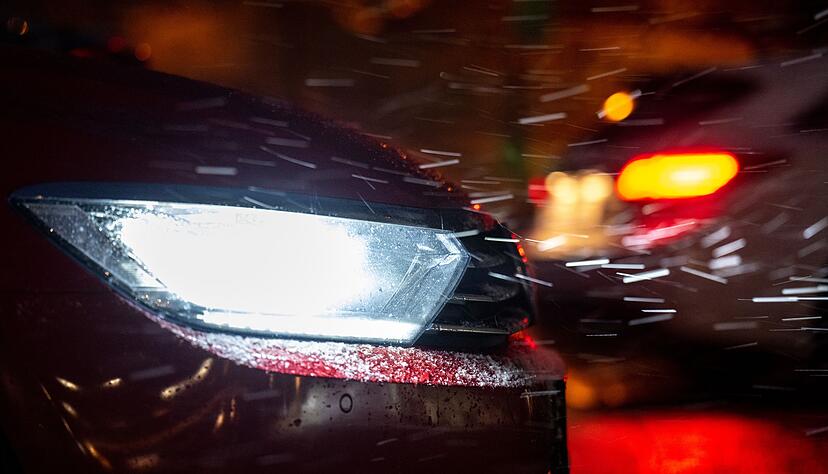 Sicher durch die dunkle Jahreszeit: Der ADAC empfiehlt, Halogenscheinwerfer auf zugelassene LED-Retrofit-Leuchtmittel umzur&uuml;sten.