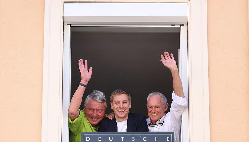 Die Chefs der Eiche und B&uuml;rgermeister Krause enth&uuml;llten die Gedenktafel.