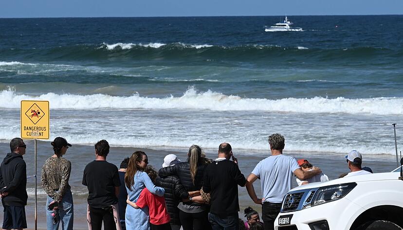 Schockierte Familienangehörige und Freunde trauerten am Strand um das Opfer.