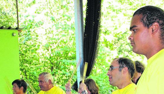 Menschen mit Behinderung gaben bei der Eröffnung mit Drumsticks und großen Bällen den Takt vor.
Foto: Anja Krezer