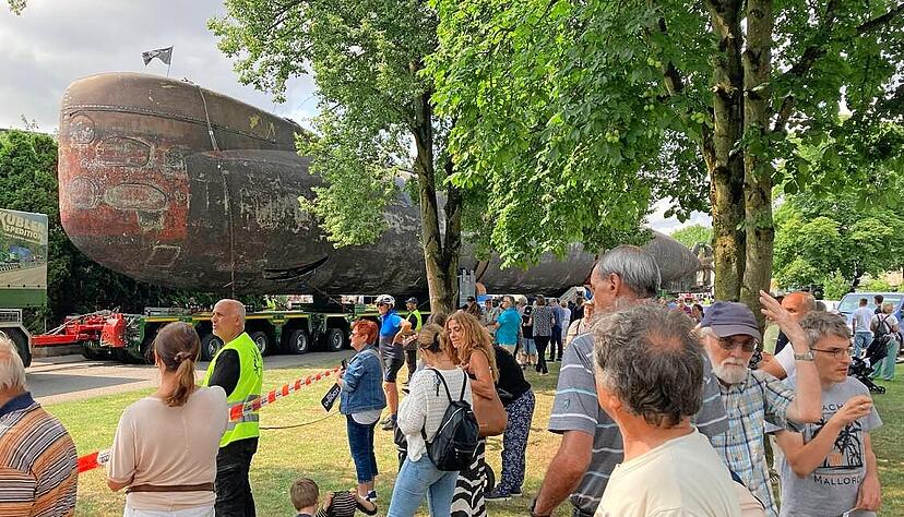 Das ausgemusterte Kriegsschiff rollt unter den Augen Dutzender Schaulustiger im Schritttempo am Ittlinger Festplatz vorbei. Das ausgemusterte Kriegsschiff rollt unter den Augen Dutzender Schaulustiger im Schritttempo am Ittlinger Festplatz vorbei.