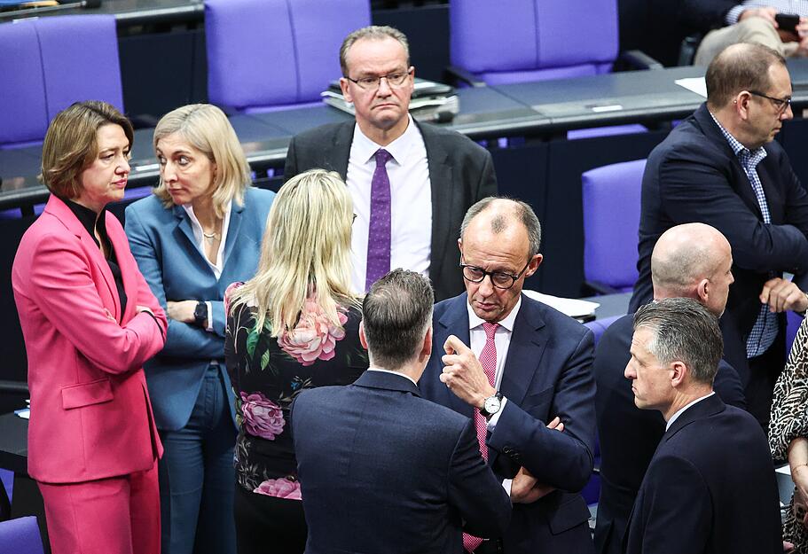 Friedrich Merz (M), CDU-Bundesvorsitzender und Fraktionsvorsitzender der CDU/CSU-Fraktion im Bundestag will das neue Migrationsgesetz noch heute durchsetzen.