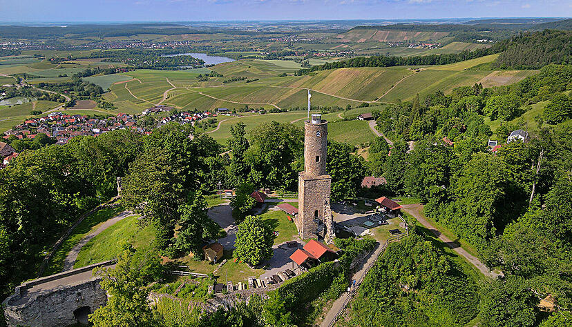 Mit Weitblick soll nunmehr die Finanzlage der Stadt Löwenstein geregelt werden. Dazu benötigt es nicht den Aufstieg auf den Turm der Burg Löwenstein, sondern externer Finanzhilfe, die kommt aus Braunsfeld in Person von Bernd Kluger. Mit Weitblick soll nunmehr die Finanzlage der Stadt Löwenstein geregelt werden. Dazu benötigt es nicht den Aufstieg auf den Turm der Burg Löwenstein, sondern externer Finanzhilfe, die kommt aus Braunsfeld in Person von Bernd Kluger.