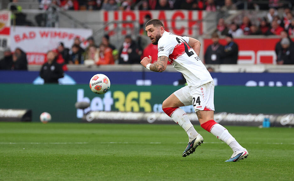Jeff Chabot: Abwehrchef und Fels in der Brandung. Kleine Unaufmerksamkeit kurz vor der Pause als er einen Kopfball unterschätzt. Note: 2,5 Jeff Chabot: Abwehrchef und Fels in der Brandung. Kleine Unaufmerksamkeit kurz vor der Pause als er einen Kopfball unterschätzt. Note: 2,5