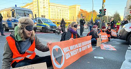 Aktivisten kleben sich immer wieder aus Protest gegen die Klimapolitik auf der Straße fest.