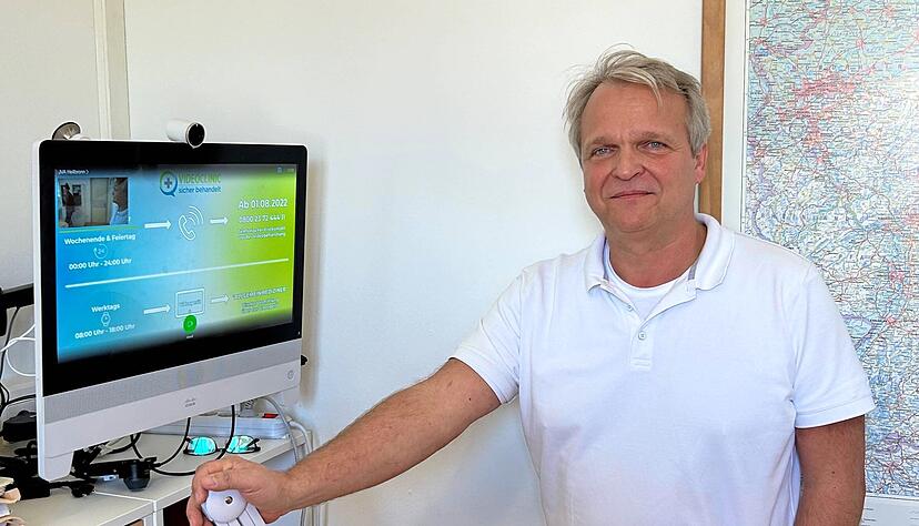 Thomas Kappl, Leiter der Krankenabteilung in der JVA Heilbronn, vor dem Bildschirm für Telemedizin. Thomas Kappl, Leiter der Krankenabteilung in der JVA Heilbronn, vor dem Bildschirm für Telemedizin.