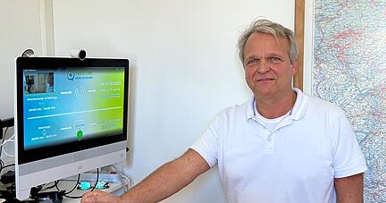 Thomas Kappl, Leiter der Krankenabteilung in der JVA Heilbronn, vor dem Bildschirm für Telemedizin.