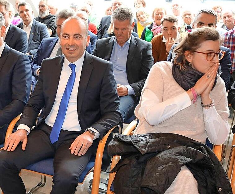 Der Moment des Verlierers: Karl Michael Nicklas und seine Frau Mareike, kurz nachdem das Ergebnis verkündet ist.