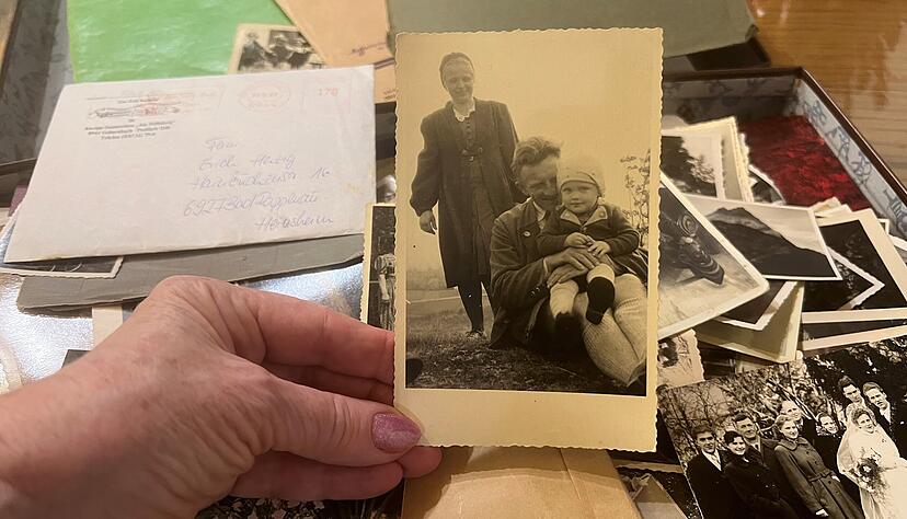 Da war die Welt noch in Ordnung, Oma Johanna Klösel mit Mann und Kind in Reichenberg im damaligen Sudetenland. Der Mann fiel im Krieg. Johanna und ihre Tochter Brunhilde wurden vertrieben. Da war die Welt noch in Ordnung, Oma Johanna Klösel mit Mann und Kind in Reichenberg im damaligen Sudetenland. Der Mann fiel im Krieg. Johanna und ihre Tochter Brunhilde wurden vertrieben.