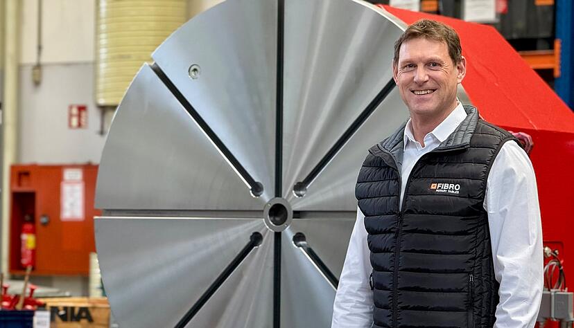 Heiko Asum, Eigent&uuml;mer von Fibro Rundtische, ist stolz auf diesen Gro&szlig;auftrag: Auf diesem Rundtisch mit einem Durchmesser von 1,60 Metern werden demn&auml;chst in Italien die Schaufelr&auml;der einer Wasserturbine bearbeitet.