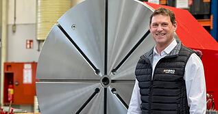 Heiko Asum, Eigent&uuml;mer von Fibro Rundtische, ist stolz auf diesen Gro&szlig;auftrag: Auf diesem Rundtisch mit einem Durchmesser von 1,60 Metern werden demn&auml;chst in Italien die Schaufelr&auml;der einer Wasserturbine bearbeitet.