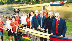 Taufgesellschaft (von rechts): Siegfried Radandt, Hanno Steinle, Gerhard Reinert, Gerhard Wolf sowie Junioren der Ruderschwaben.
Foto: Rabea Sattar Taufgesellschaft (von rechts): Siegfried Radandt, Hanno Steinle, Gerhard Reinert, Gerhard Wolf sowie Junioren der Ruderschwaben.
Foto: Rabea Sattar