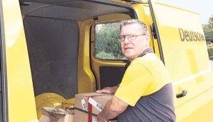Seit 42 Jahren ist Günter Herrmann in Ilsfeld als Postzusteller unterwegs, fährt auch Pakete aus. Mitte Oktober geht er in den Ruhestand.Foto: Ute Knödler Seit 42 Jahren ist Günter Herrmann in Ilsfeld als Postzusteller unterwegs, fährt auch Pakete aus. Mitte Oktober geht er in den Ruhestand.Foto: Ute Knödler