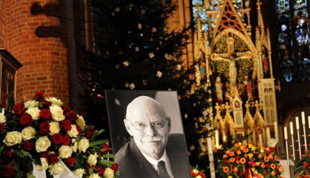 Ein Porträtfoto von Peter Struck auf der Trauerfeier in der Sankt Marienkirche in Uelzen. Foto: Holger Hollemann Ein Porträtfoto von Peter Struck auf der Trauerfeier in der Sankt Marienkirche in Uelzen. Foto: Holger Hollemann