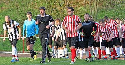 Einlauf der Mannschaften beim Reservespiel zwischen dem TSV Massenbach (rote-weiße Trikots) und dem TGV Dürrenzimmern, dazwischen der Schiedsrichter-Novize der Heilbronner Stimme. Fotos: Alexander Bertok