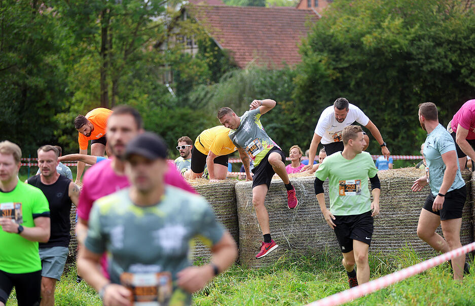 Hunderte Läufer überwanden Hindernisse und kämpften sich durch den Schlamm beim Motorman Run 2025 in Neuenstadt.