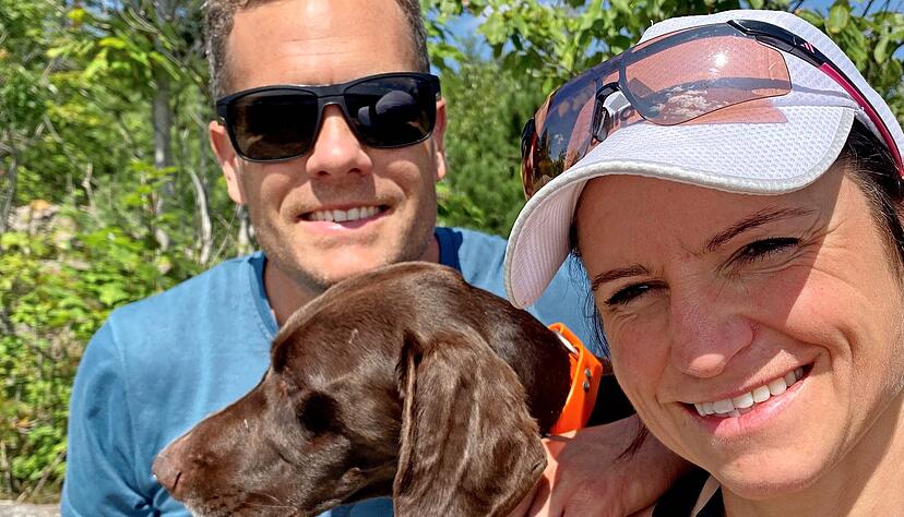2022: Andrea Henkel-Burke mit Mann Tim und Jagdhund. Die Ex-Biathletin lebt inzwischen in Lake Placid, arbeitet als Personaltrainerin und Bloggerin.
Foto: privat 2022: Andrea Henkel-Burke mit Mann Tim und Jagdhund. Die Ex-Biathletin lebt inzwischen in Lake Placid, arbeitet als Personaltrainerin und Bloggerin.
Foto: privat