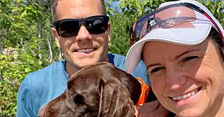 2022: Andrea Henkel-Burke mit Mann Tim und Jagdhund. Die Ex-Biathletin lebt inzwischen in Lake Placid, arbeitet als Personaltrainerin und Bloggerin.
Foto: privat 2022: Andrea Henkel-Burke mit Mann Tim und Jagdhund. Die Ex-Biathletin lebt inzwischen in Lake Placid, arbeitet als Personaltrainerin und Bloggerin.
Foto: privat